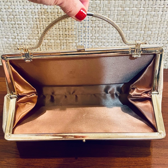 🌟HP🌟VTG 1960s Gold Lamé Top Handle Evening Bag Made in USA - Picture 4 of 9